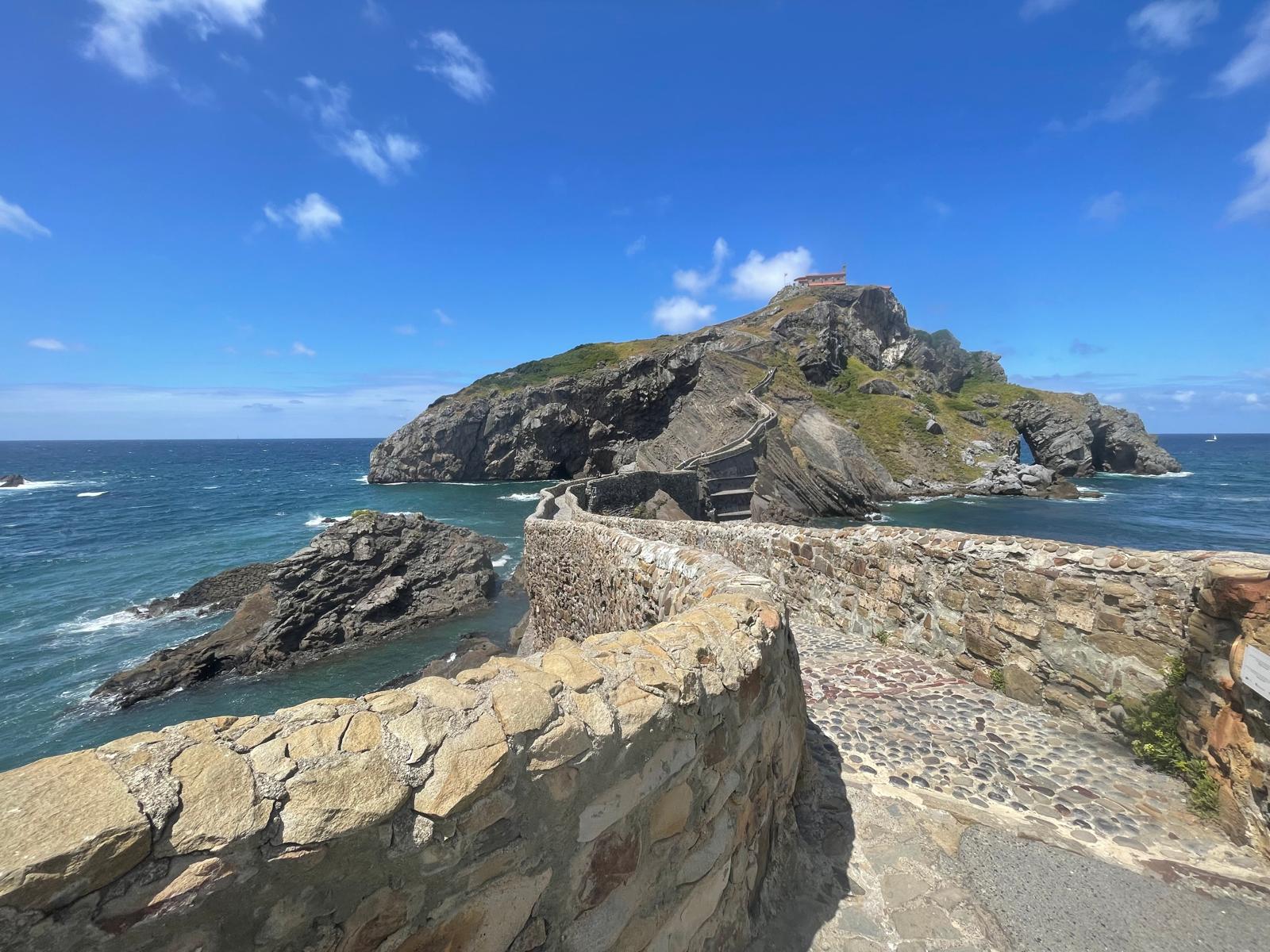 Quando il numero chiuso protegge la natura: la lezione di San Juan de Gaztelugatxe
